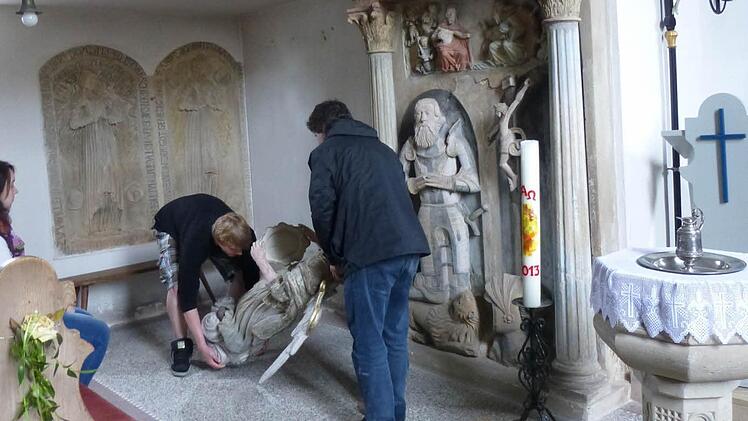 Der Taufengel kommt an seinen neuen Standort.