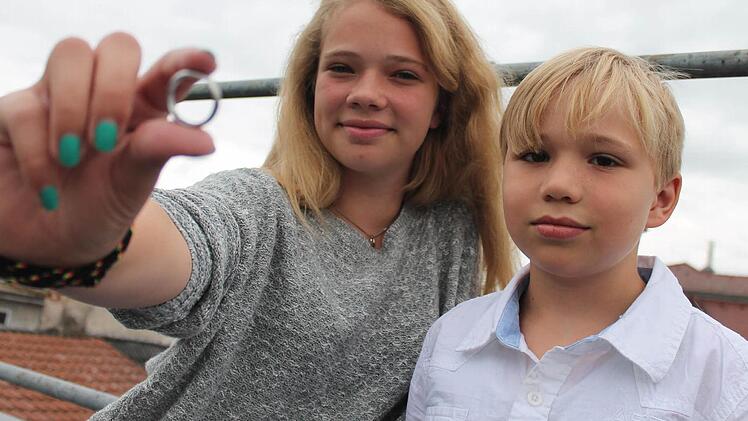 Kaya Wöhning und Henrik van Rijn mit dem Ring. Foto: Benedikt Borst