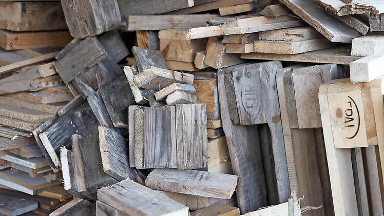 So sollte ein Holzlager nicht aussehen - mit behandelten Holzpaletten und Spanplatten. Nur unbehandeltes, ausreichend getrocknetes Holz, etwa zwei Jahre gelagert, eignet sich zum Verbrennen.  Foto: privat