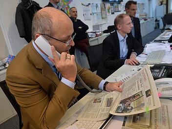 IHK-Chef Heribert Trunk bei der Blattkritik in der Zentralredaktion der Mediengruppe Oberfranken. Foto: Ronald Rinklef