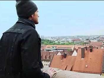 Blick über Nürnberg. So startet Martin Rabls Rückwärts-Video. Screenshot: www.youtube.com/AmbossTV