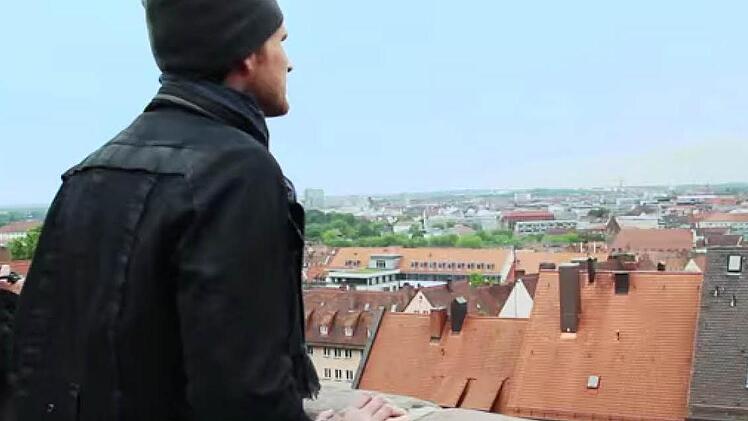Blick über Nürnberg. So startet Martin Rabls Rückwärts-Video. Screenshot: www.youtube.com/AmbossTV