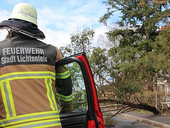 Insgesamt 29 Einsätze, davon zwölf wegen umgefallener Bäume, hatten die Feuerwehren im Landkreis Lichtenfels am Dienstag zu verzeichnen.   Foto: Anja Greiner