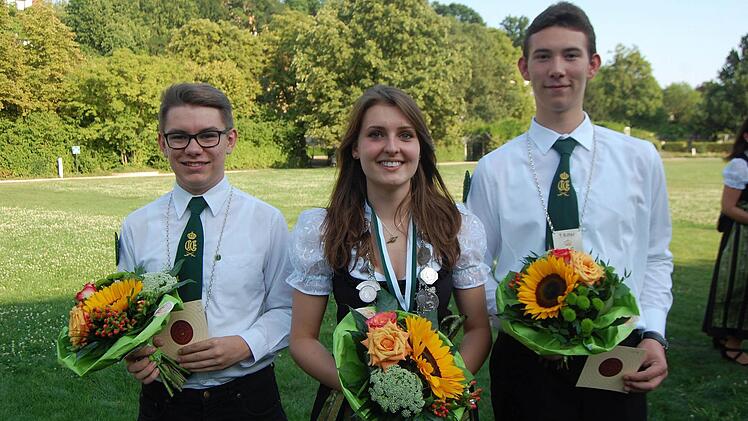 Steffi Stahl ist neue Jungschützenkönigin. Rechts der 1. Ritter Christian Blasberg, links der 2. Ritter Florian Zosig. Foto: Oliver Schmidt
