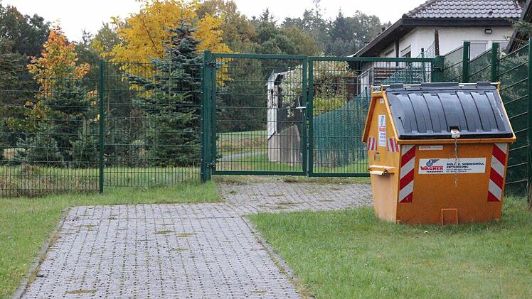 Das Tor zum neuen Teil des Friedhofs ist stets verschlossen.  Foto: Friedwald Schedel