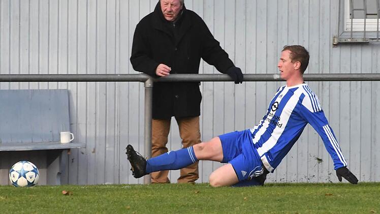 In der teilweise ruppigen Bezirksliga-Partie gegen Geesdorf flogen zwei Spieler von Münnerstadt vom Platz. Allerdings bestimmt nicht, um sich auszuruhen, wie es dieser Spieler hier zu tun scheint.  Foto: Hopf