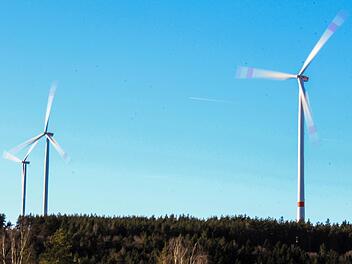 Die Windräder auf dem Rainberg bei Hain rotieren. Der dadurch ausgelöste Lärm und der Infraschall rauben den Anwohnern den Schlaf. Foto: Dominic Buckreus