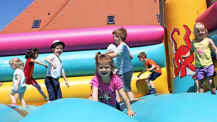 Ein Höhepunkt des Lichtenfelser Kindererlebnistages: Austoben auf der Hüpfburg Fotos: Tobias Hohner