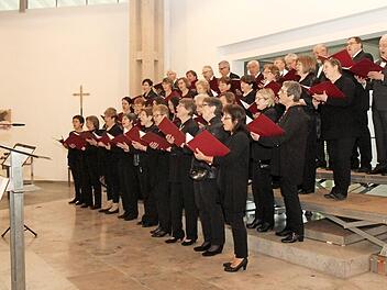 Der Chor "Cantus Vox Herzogenaurach/Niederndorf" bei einem Konzert in der Kirche St. Otto in Herzogenaurach Foto: Richard Sänger