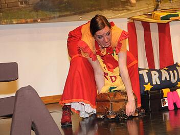 Die Schimpfwörter verwahrt die Händlerin der Worte in einer mit Ketten verschlossenen Kiste. Foto: Gerda Völk