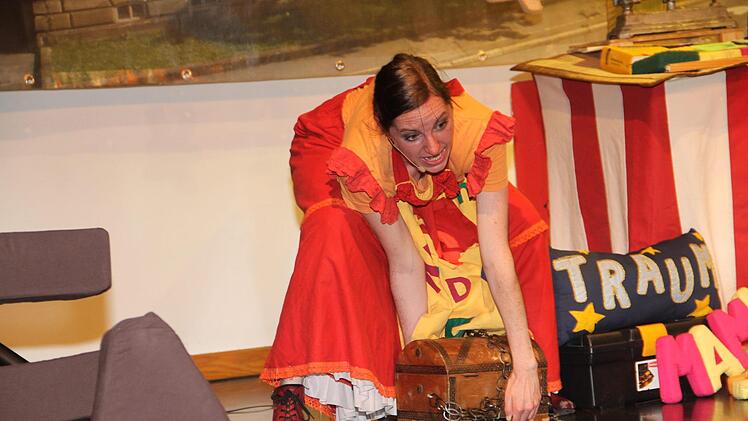 Die Schimpfwörter verwahrt die Händlerin der Worte in einer mit Ketten verschlossenen Kiste. Foto: Gerda Völk