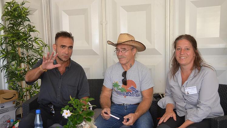 Stargast beim Familientag auf der Off-Road war der RTL-Kultauswanderer Konny Reimann (Bildmitte), hier mit Thomas Schmidt (Pressesprecher Pro-Log) und Pro-Log-Geschäftsführerin Marion Ripberger.Peter Rauch