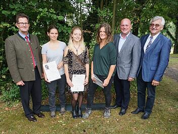 Preisvergabe an der Staatlichen Holzbildhauerschule Bischofsheim. Der stellvertretende Landrat Peter Suckfüll übergab den Staatspreis und den Philipp-Mendler-Preis des Landkreises an Anne Münter. Kerstin Sporck und Ebba Radke erhielten von Bürgermeister Georg Seiffert den Preis der Stadt Bischofsheim. Es gratulierte Schulleiter Kurt Haßfurter. Foto: Marion Eckert