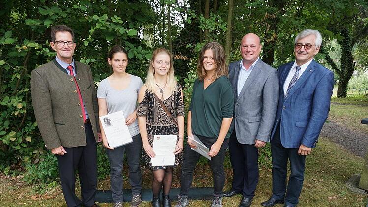 Preisvergabe an der Staatlichen Holzbildhauerschule Bischofsheim. Der stellvertretende Landrat Peter Suckfüll übergab den Staatspreis und den Philipp-Mendler-Preis des Landkreises an Anne Münter. Kerstin Sporck und Ebba Radke erhielten von Bürgermeister Georg Seiffert den Preis der Stadt Bischofsheim. Es gratulierte Schulleiter Kurt Haßfurter. Foto: Marion Eckert