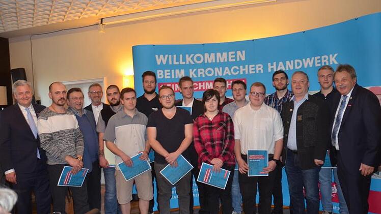 Diese Junghandwerker erhielten ihre Gesellenbriefe und Gratulationen von Vizepräsident Matthias Graßmann (links) und Kreishandwerksmeister Heinrich Schneider (rechts) sowie den jeweiligen Innungs-Obermeistern. Foto: Karl-Heinz Hofmann