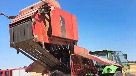 Die Feuerwehr l&ouml;schte den Brand an der Maschine.  Foto: Christian Licha