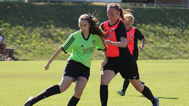 Lea Finze (li.) und die SG Schlaifhausen/Weilersbach holten gegen Burk um Sina Dziumbla ihren ersten Sieg. F&uuml;r den FC war es nach drei Erfolgen die erste Niederlage. Fotos: Manuel Drummer