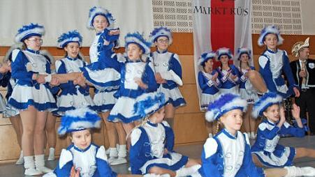 Funkengarde der Langstädter Fousanachter in perfekter Formation
