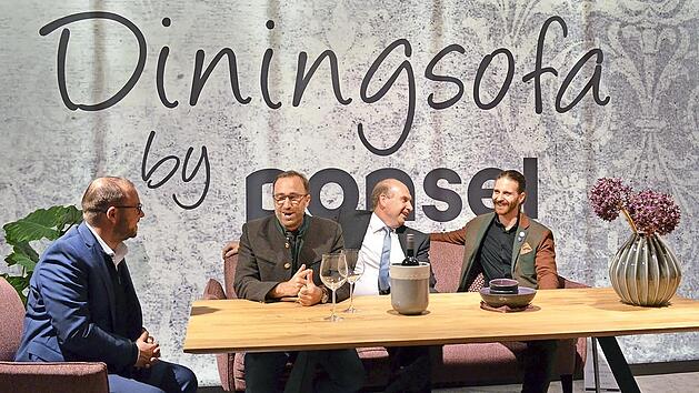 Am Tisch essen und anschlie&szlig;end ohne Platzwechsel liegen, geh&ouml;rt zu den neuen Trends bei Polsterm&ouml;beln, die auf den aktuell laufenden Hausmessen gezeigt werden.