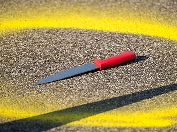 Frauen in Nürnberg mit Messer bedroht