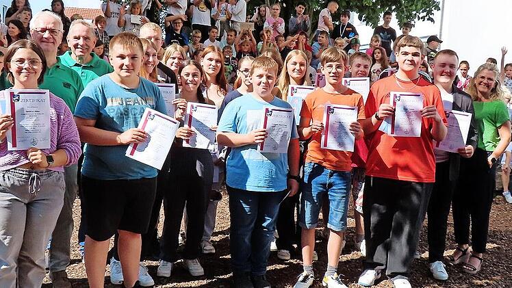Die Staffelsteiner Verkehrswacht sagte ein herzliches Dankeschön an die Schülerlotsen und Schulbuslotsen und an Katja Gagel (ganz re) für deren Einsatz während des vergangenen Schuljahrs.