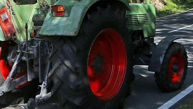 Traktorfest im Kreis Kronach: Traktor rollt einfach los - zwei Verletzte