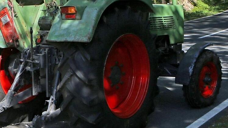 Kreis Ansbach: Familie kracht mit Auto in Traktor - fünf Kinder verletzt