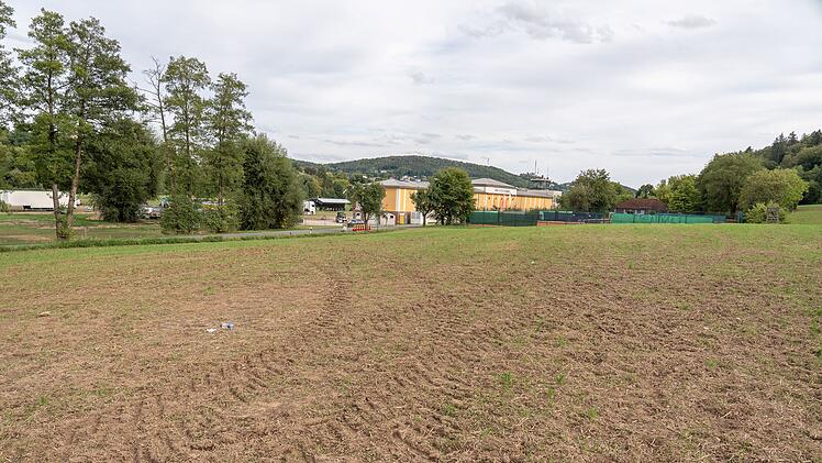 Bad Kissingen: Traktorfahrt in Menschen - wieso r&auml;umte Polizei Feld nicht?