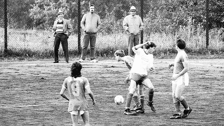 Szene aus dem Spiel der DJK Waldberg (dunkle Trikots) gegen den TSV Reiterswiesen (1:0)