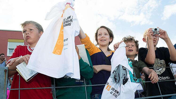 Junge Fans schreien nach Autogrammen.  Foto: Tobias Köpplinger