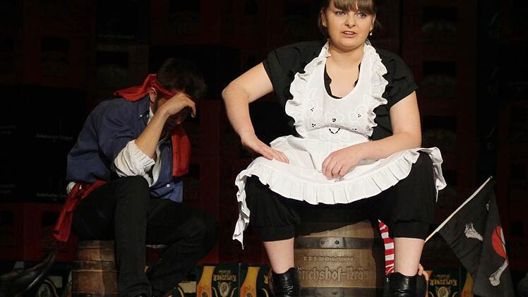 Anastasia Braunersreuther schlüpfte in die Rolle des ältlichen Kindermädchens Ruth. Und obwohl Anastasia Braunersreuther gerade mal in der siebten Klasse ist, bestach sie durch unglaubliche Bühnenpräsenz. Am zweiten Abend wird die Ruth von Nora Günther (Q 11 ) gespielt.