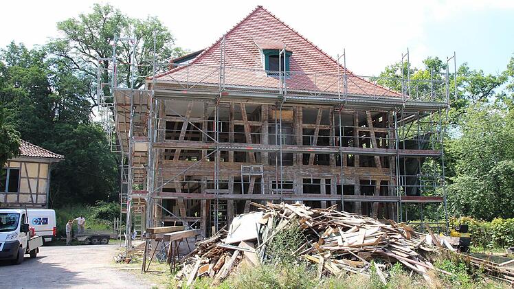 Die Seitenansicht des Beamtenhauses. Die Fachwerkkonstruktion verschwindet wieder unter einer Verkleidung. Das Haus wird - wie vor dem Umbau - die historischen Farben Gelb, Grün und Rot tragen.