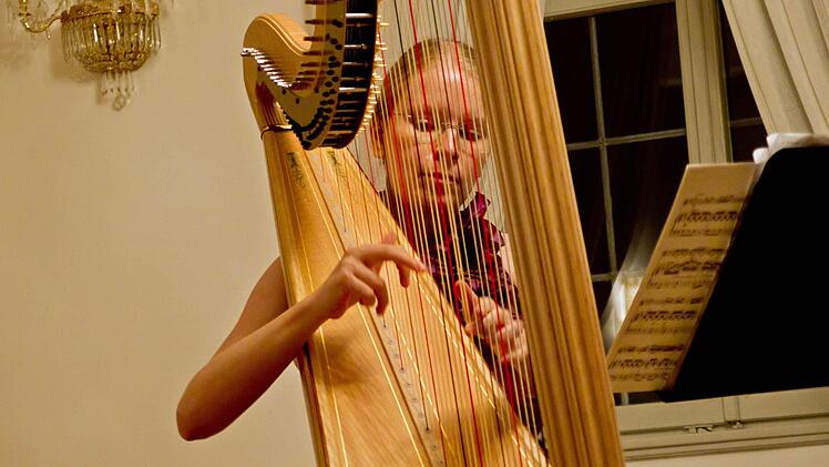 Die Harfenistin Anna-Maria Frankenberger beim Gastspiel im Haus des Gastes" in Bad RodachFoto: Jochen Berger