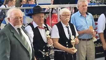 Die Sieger des Zunft- und Handwerkerschießens 2016 (v. l.): Ehrenkreishandwerksmeister Kaspar Reinfelder, die Pokalsieger Erwin Schlauch, Rudi Koch, Edgar Ströhlein, Sandro Reinfelder, Matthias Pflaum und Detlev Franke sowie Vorsitzender Georg Schrepfer