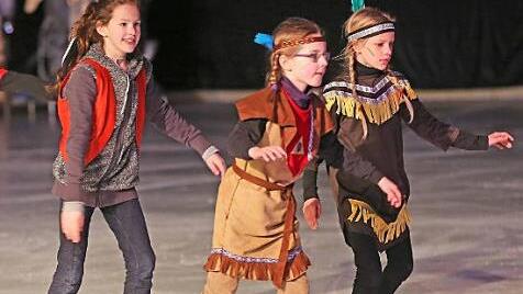 Mit ihrer Anmut und Eleganz begeisterten die Eiskunstläufer bei der traditionellen Eisgala des ESC.  Fotos: Georg Kaczmare