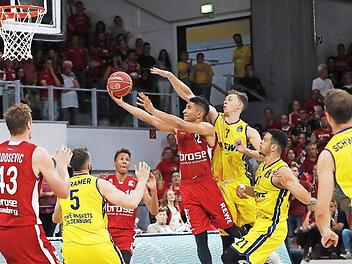 Maodo Lo (hier beim Korbleger) ließ die Oldenburger Verteidigung des Öfteren schlecht aussehen und war mit 17 Punkten und ohne Fehlwurf der erfolgreichste Korbjäger des Brose-Teams. Fotos: Daniel Löb