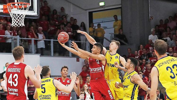 Maodo Lo (hier beim Korbleger) ließ die Oldenburger Verteidigung des Öfteren schlecht aussehen und war mit 17 Punkten und ohne Fehlwurf der erfolgreichste Korbjäger des Brose-Teams. Fotos: Daniel Löb