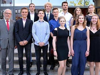 Oberstudiendirektor Frank Kubitza (von links) zeichnete die besten Abiturienten des Abschlussjahrganges 2017 aus: Tizian Fella, Lukas Metz, Yanik Schmitt, Michael Bomblies, Christian Seufert, Julia Gerndt, Yannik Bauer, Alina Zänglein, Jessica Baumann, Lydia Zeller und Katharina Rommel.  Foto: Peter Rauch