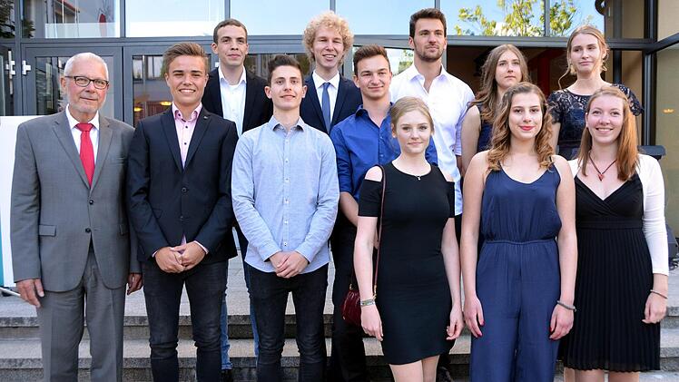 Oberstudiendirektor Frank Kubitza (von links) zeichnete die besten Abiturienten des Abschlussjahrganges 2017 aus: Tizian Fella, Lukas Metz, Yanik Schmitt, Michael Bomblies, Christian Seufert, Julia Gerndt, Yannik Bauer, Alina Zänglein, Jessica Baumann, Lydia Zeller und Katharina Rommel.  Foto: Peter Rauch