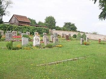 Am Friedhof Weißenbrunn wird es künftig im Grabfeld VI (vorne rechts freie Grünfläche), Urnenwiesengräber und ein Urnengrabfeld für anonyme Bestattung geben. Foto: K.- H. Hofmann
