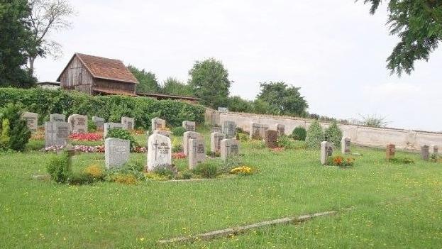 Am Friedhof Weißenbrunn wird es künftig im Grabfeld VI (vorne rechts freie Grünfläche), Urnenwiesengräber und ein Urnengrabfeld für anonyme Bestattung geben. Foto: K.- H. Hofmann