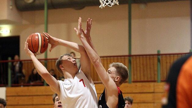 Der Breiteng&uuml;&szlig;bacher Neuzugang Jekabs Beck (mit Ball) zeigt dem W&uuml;rzburger Nils Lechner, wer Herr unter den K&ouml;rben ist. Foto: sportpress