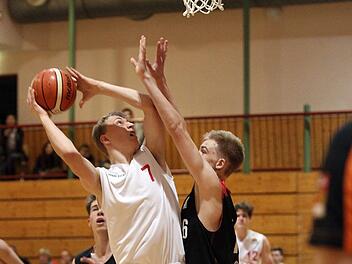 Der Breiteng&uuml;&szlig;bacher Neuzugang Jekabs Beck (mit Ball) zeigt dem W&uuml;rzburger Nils Lechner, wer Herr unter den K&ouml;rben ist. Foto: sportpress