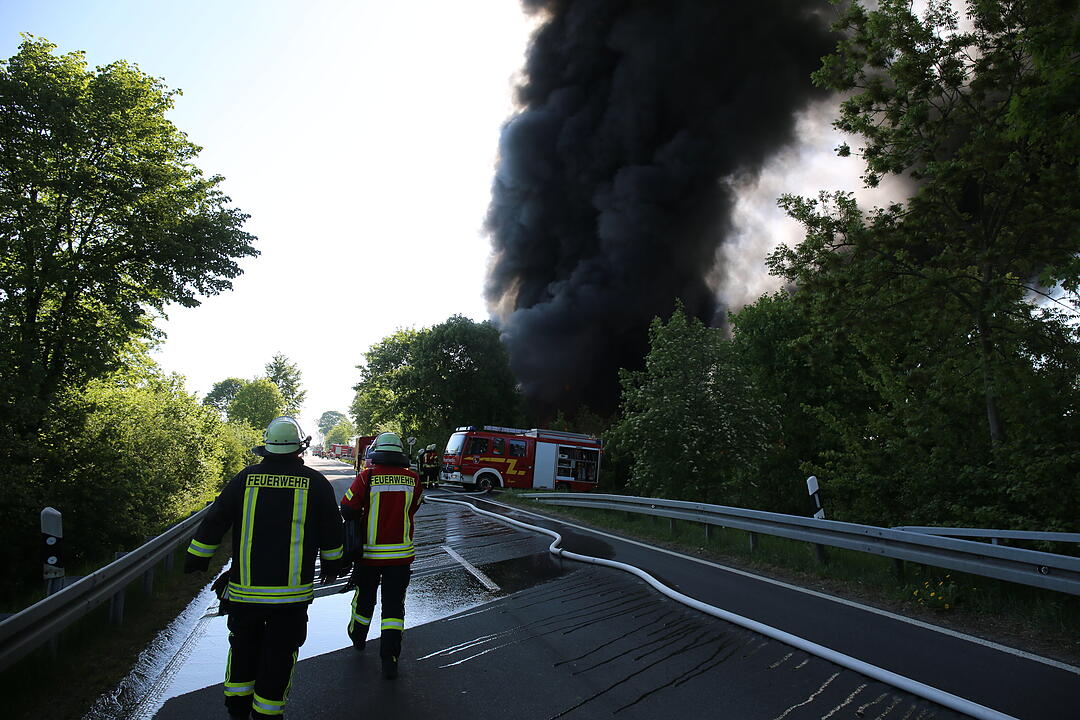 Firmengebäude in Oberfranken geht in Flammen auf