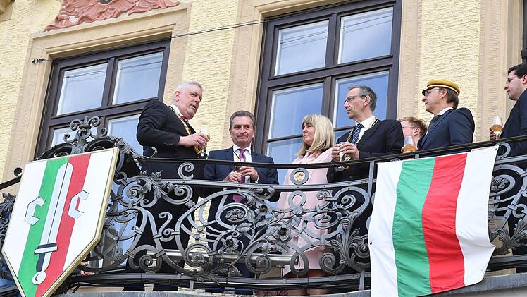 Darf bei keinem Gast fehlen: Der Blick vom Rathausbalkon. Foto: Ronald Rinklef