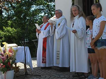 Beim feierlichen Gottesdienst: Ehrenmitglied Pfarrer a. D. Siegfried Vogt, Stadtpfarrer Bernhard Öchsner und Pastoralreferentin Barbara Heinrich mit den beiden Ministrantinnen  Günther Geiling