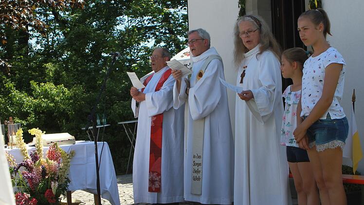 Beim feierlichen Gottesdienst: Ehrenmitglied Pfarrer a. D. Siegfried Vogt, Stadtpfarrer Bernhard Öchsner und Pastoralreferentin Barbara Heinrich mit den beiden Ministrantinnen  Günther Geiling