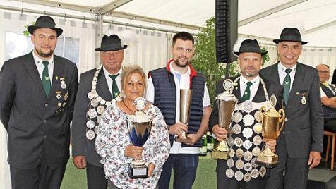 Die Schützenkönige mit den Pokalgewinnern beim Schützenfest im neu gestalteten Festzelt. Im Bild (v. l.) Zweiter Schützenmeister Martin Müller, Ralf Müller, Dagmar Stumpf, Thomas Dressel, Stefan Müller-Gei und Vorsitzender Harald Müller.