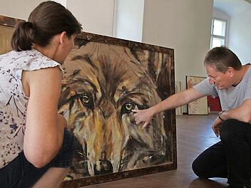 Liebe auf den ersten Blick: Die Augen des Wolfes haben es Heike und Arno Nowak ganz besonders angetan. Foto: Teresa Hirschberg