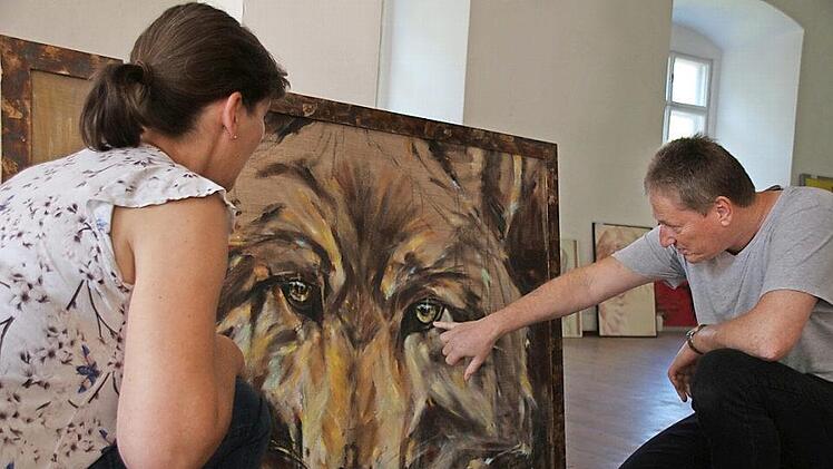 Liebe auf den ersten Blick: Die Augen des Wolfes haben es Heike und Arno Nowak ganz besonders angetan. Foto: Teresa Hirschberg